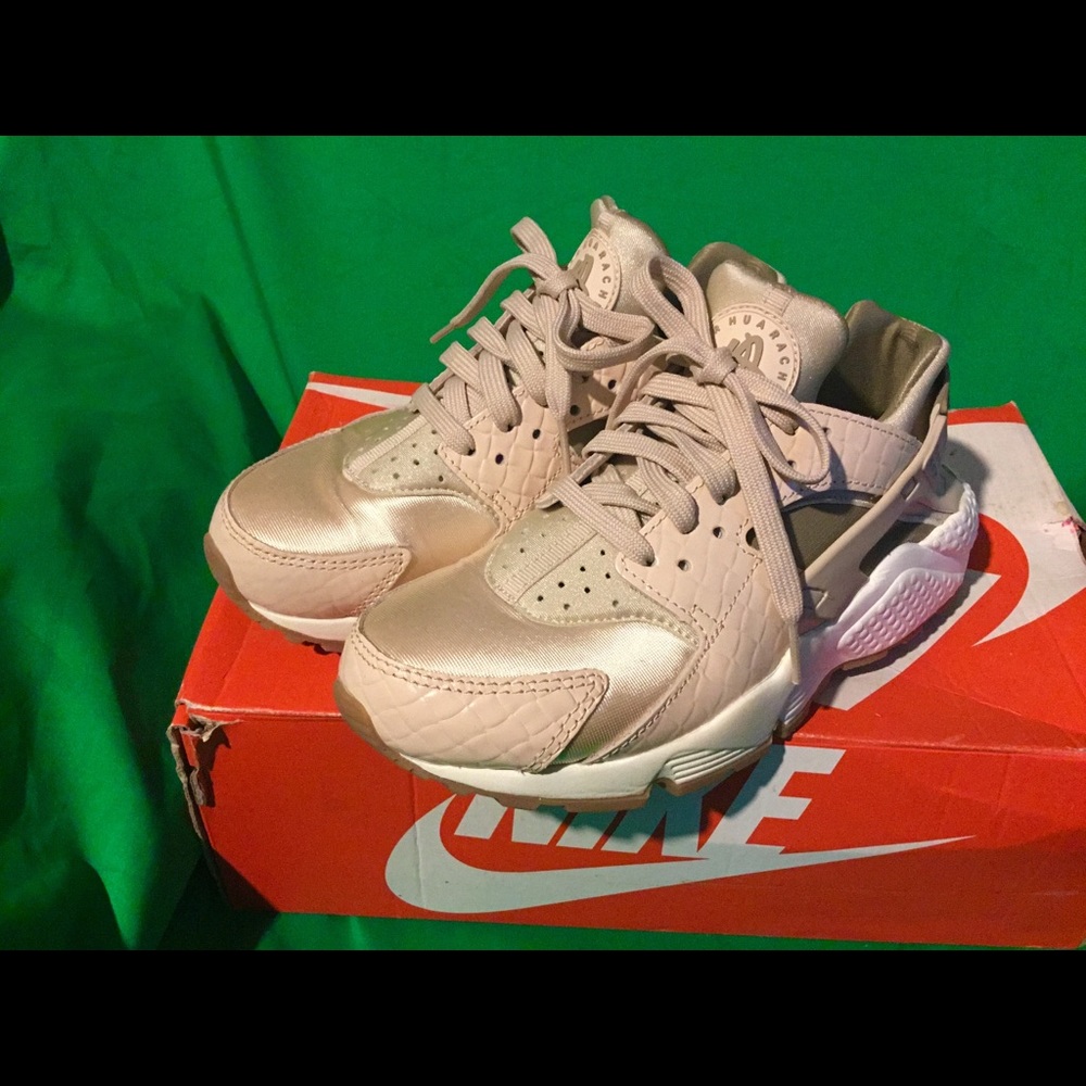 Nike Air Huarache Running Shoes - Picture 5 of 8
